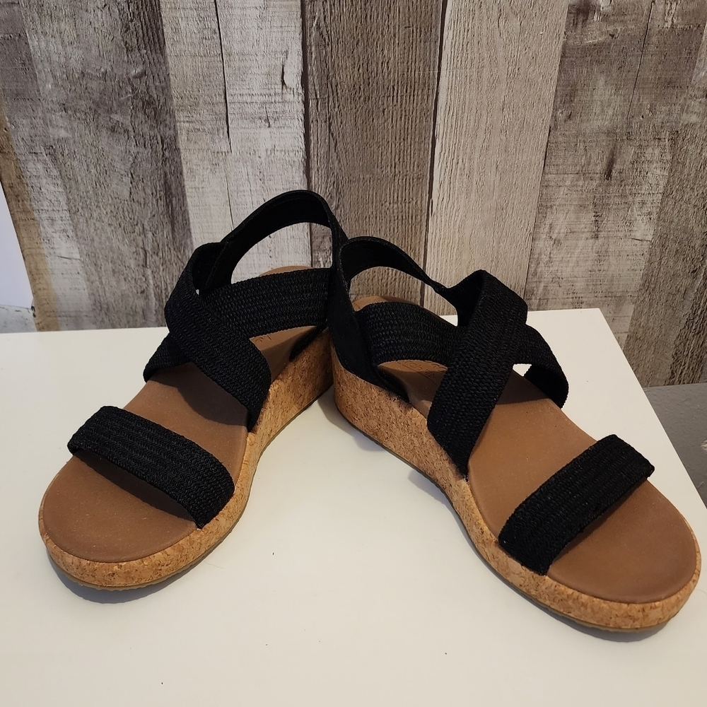 🌷👡 NWOT Skechers Arch Fit Beverlee Love Stays Wedge Sandal